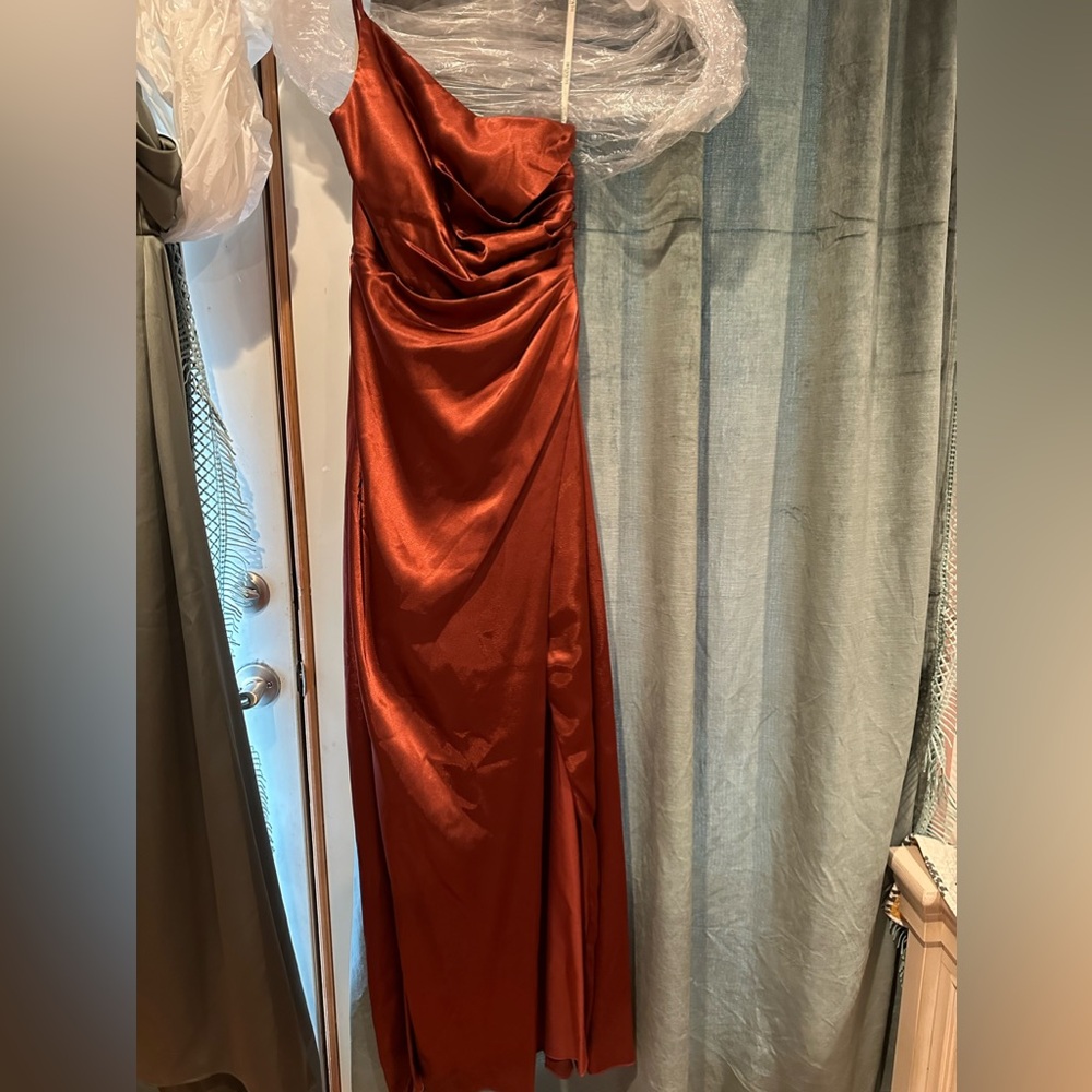 Bridal party dress worn a couple hours in good condition